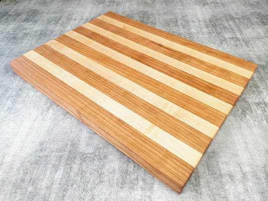 Stilfull Skärbräda i Körsbär och Lönn 40x30 cm Handgjord i Sverige