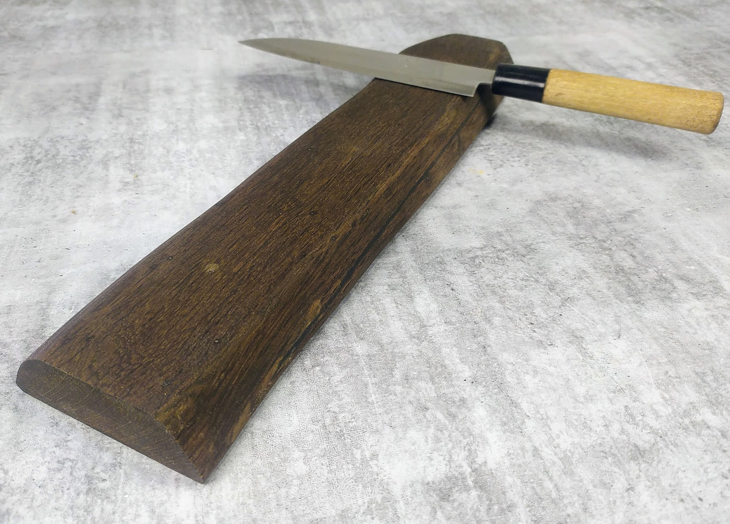 Knivlist Rökt Ek med Naturlig Kant - 37 cm
