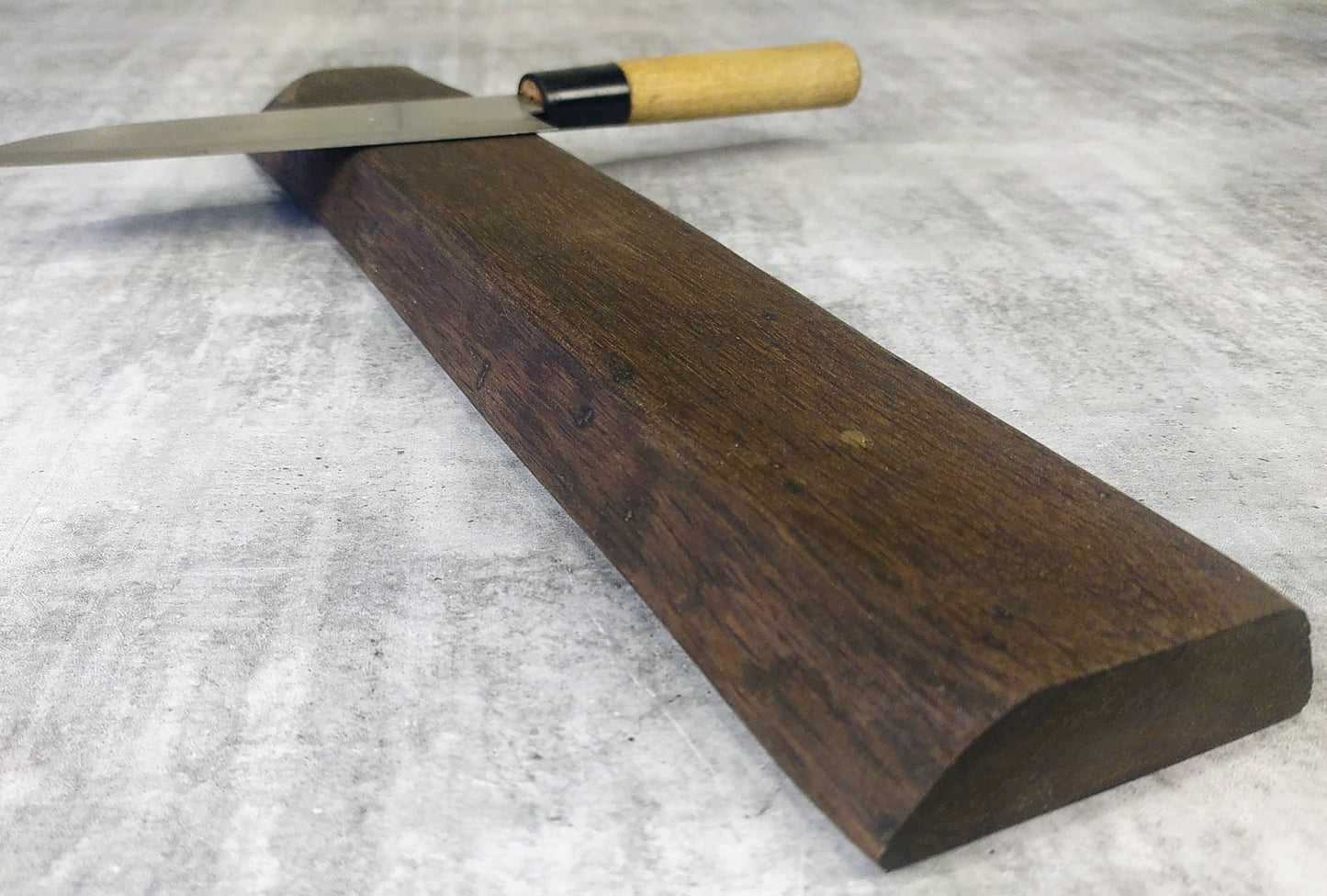 Knivlist Rökt Ek med Naturlig Kant - 37 cm