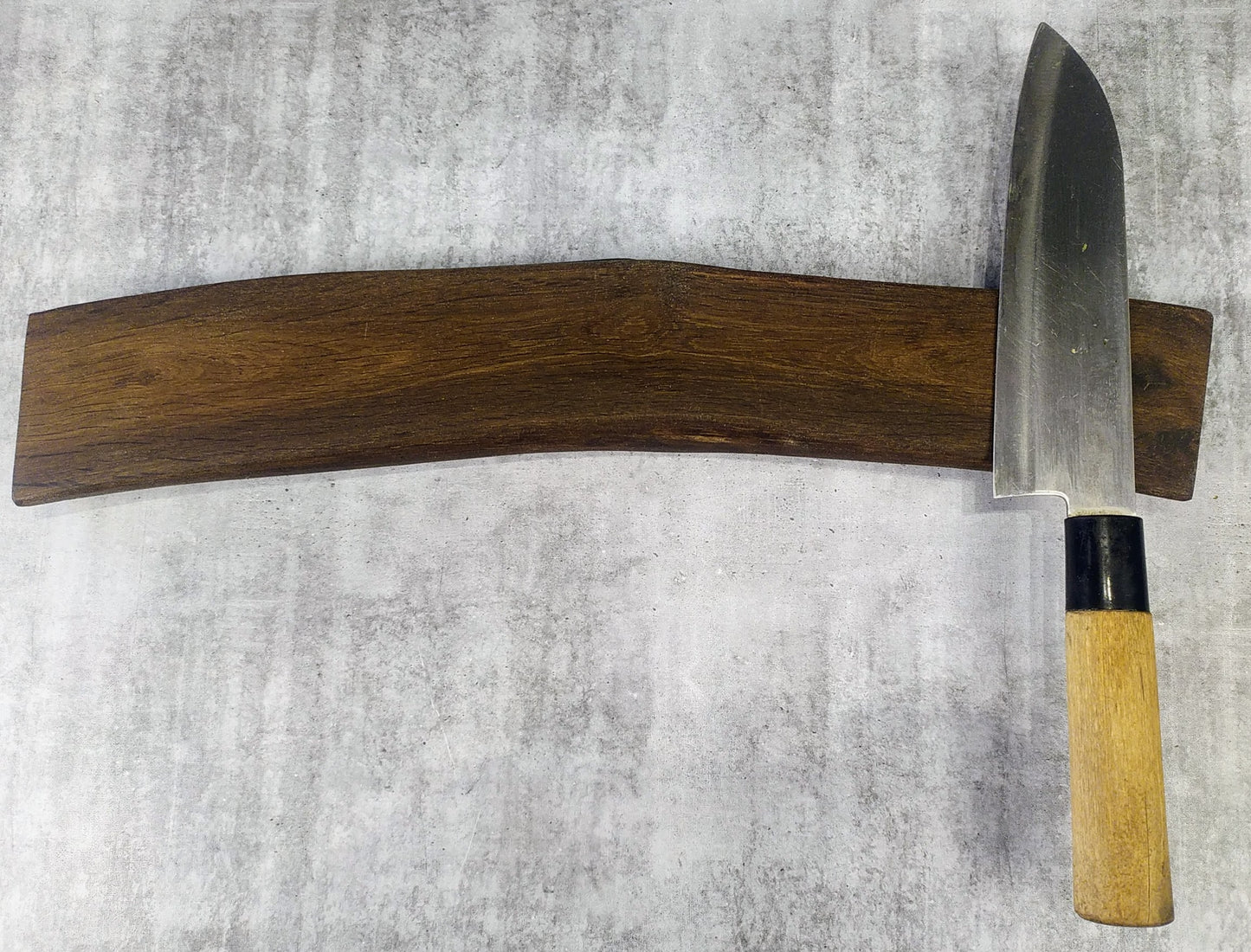 Knivlist Rökt Ek med Naturlig Kant - 40 cm
