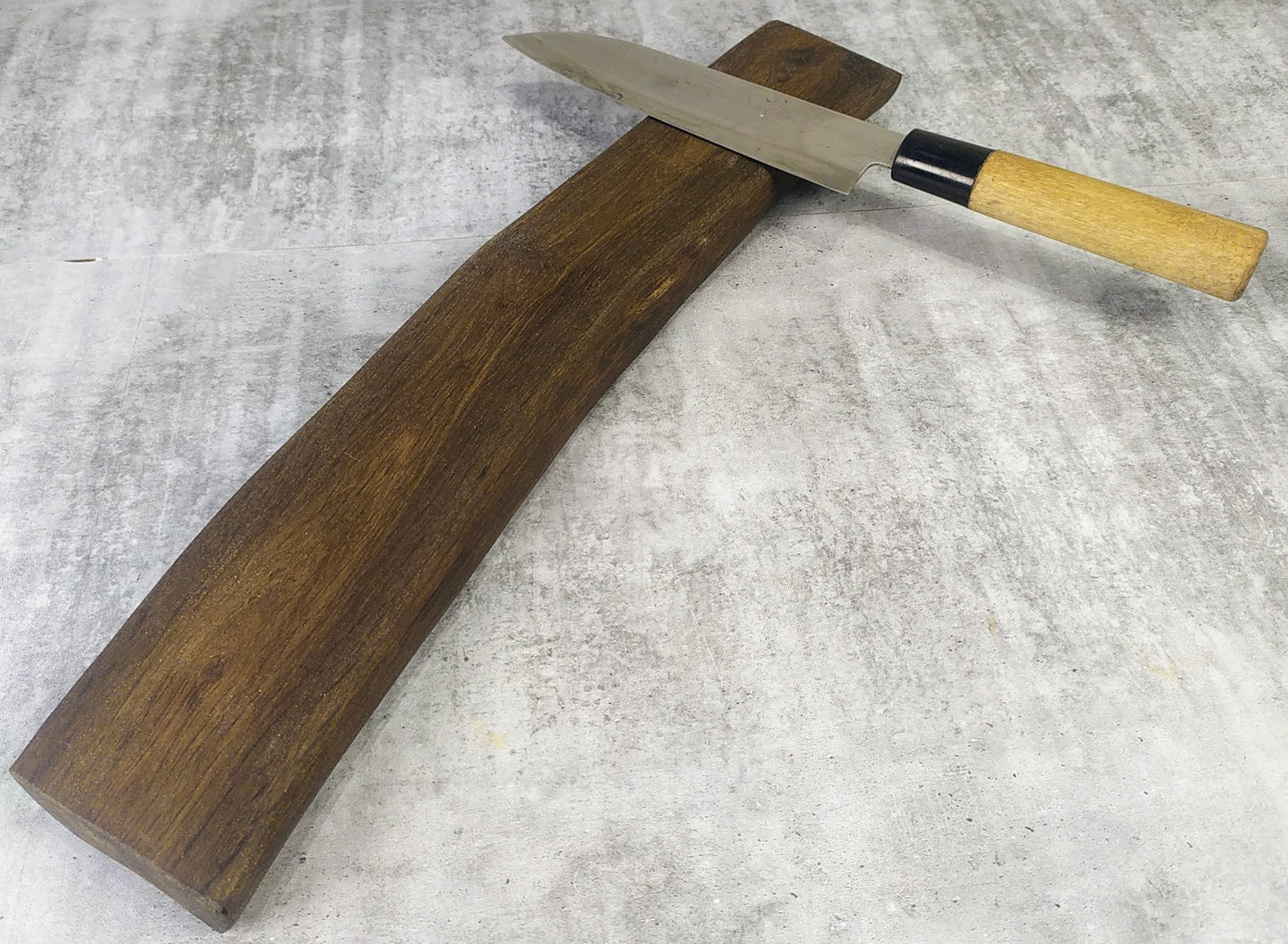 Knivlist Rökt Ek med Naturlig Kant - 40 cm