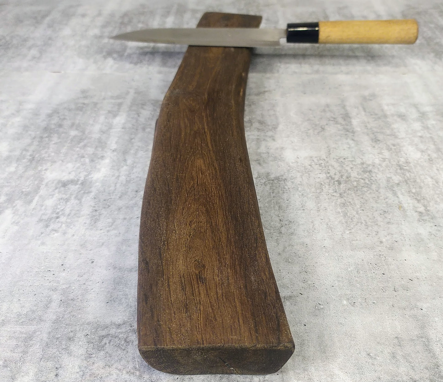 Knivlist Rökt Ek med Naturlig Kant - 40 cm