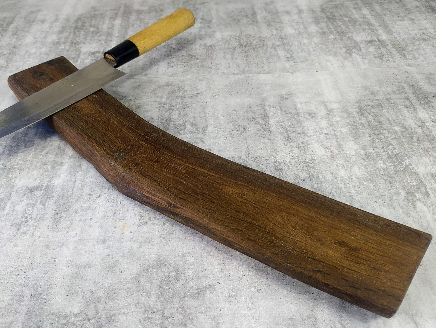 Knivlist Rökt Ek med Naturlig Kant - 40 cm