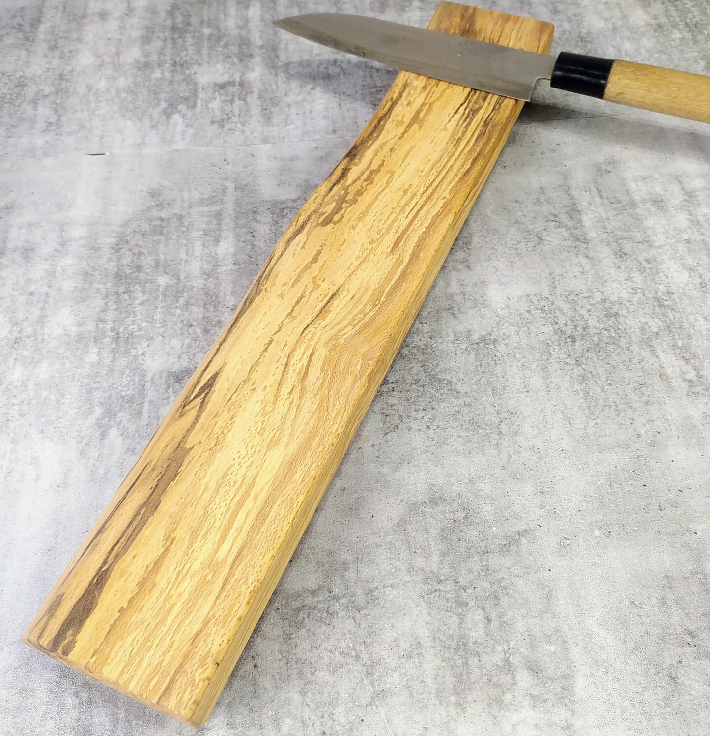 Knivlist i Rötad Bok med 'Live Edge' - 43 cm