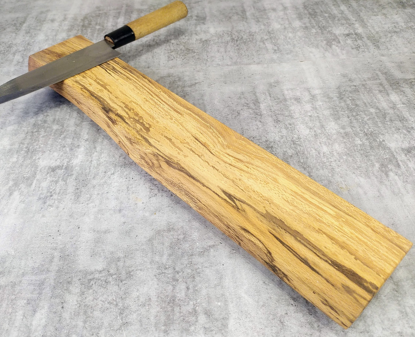 Knivlist i Rötad Bok med 'Live Edge' - 43 cm