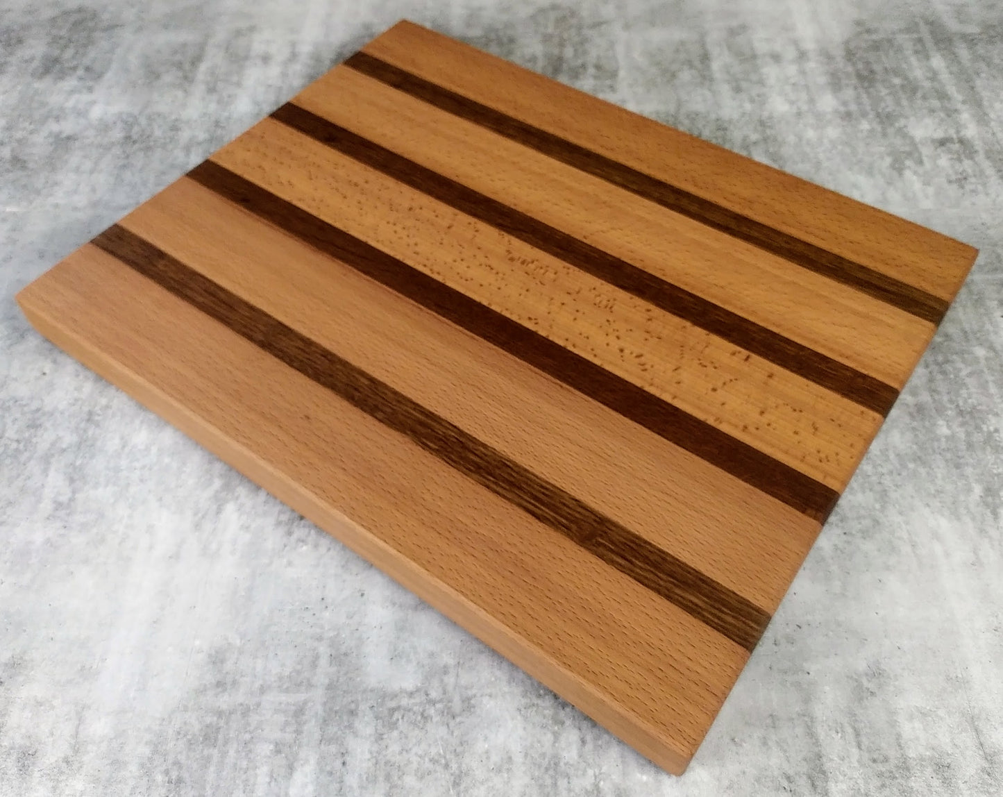Skärbräda i Rökt Bok och Rökt Ek 37x30 cm - Svenskt Hantverk