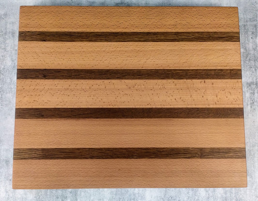 Skärbräda i Rökt Bok och Rökt Ek 37x30 cm - Svenskt Hantverk