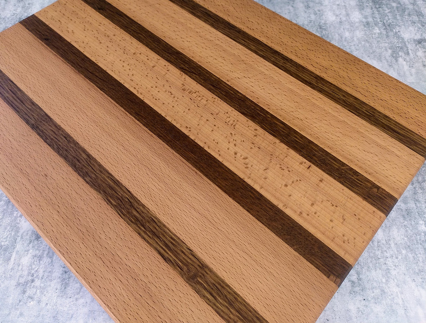 Skärbräda i Rökt Bok och Rökt Ek 37x30 cm - Svenskt Hantverk