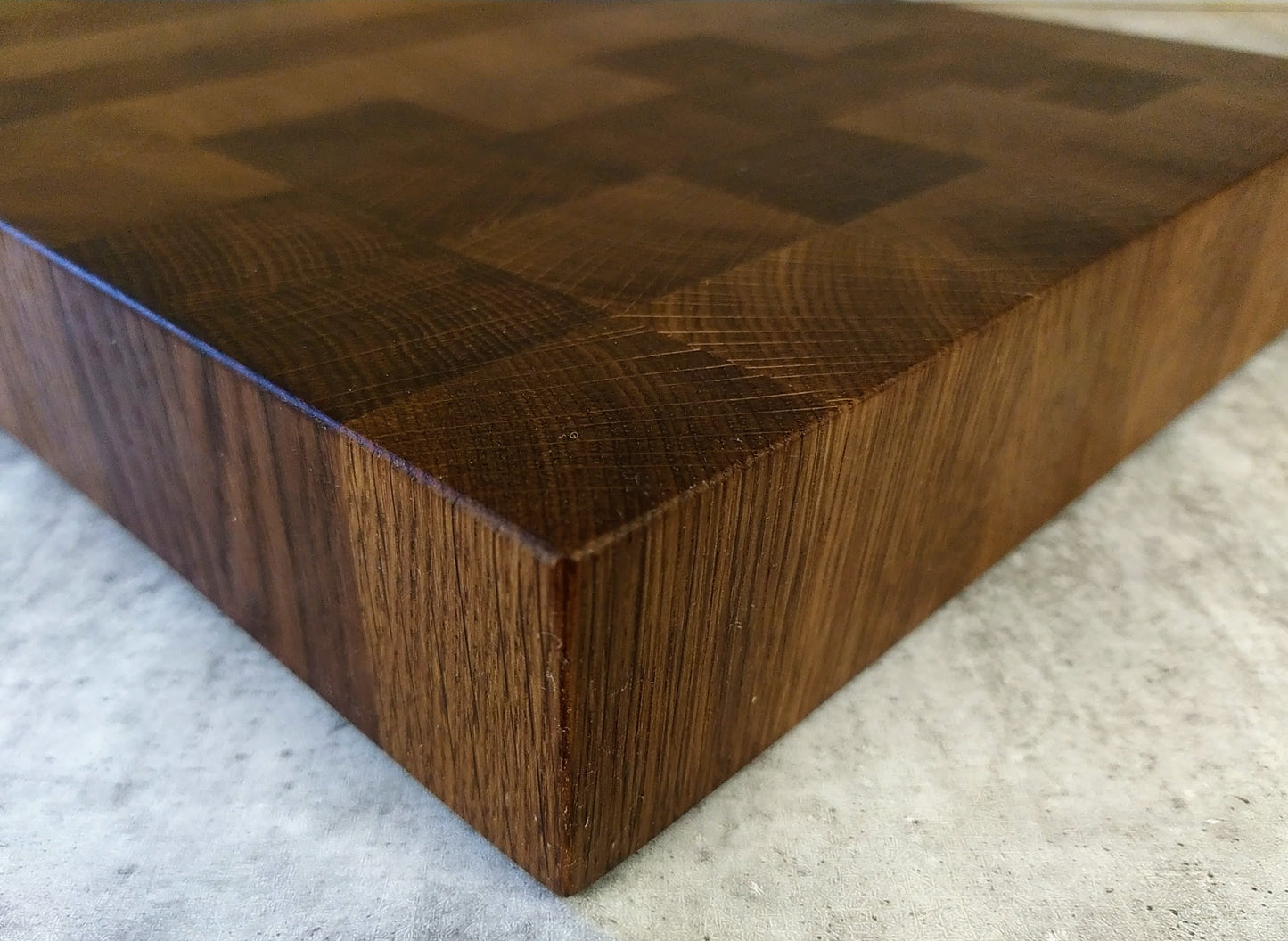 Handgjord Ändträ Skärbräda i Rökt Ek 38x28x5 cm - Svenskt Hantverk